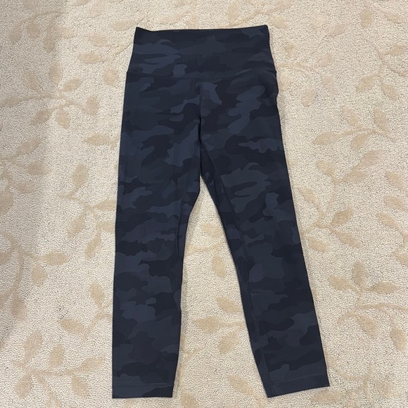 Lululemon Black‎ Camo Tights Size 4 - Picture 3 of 3